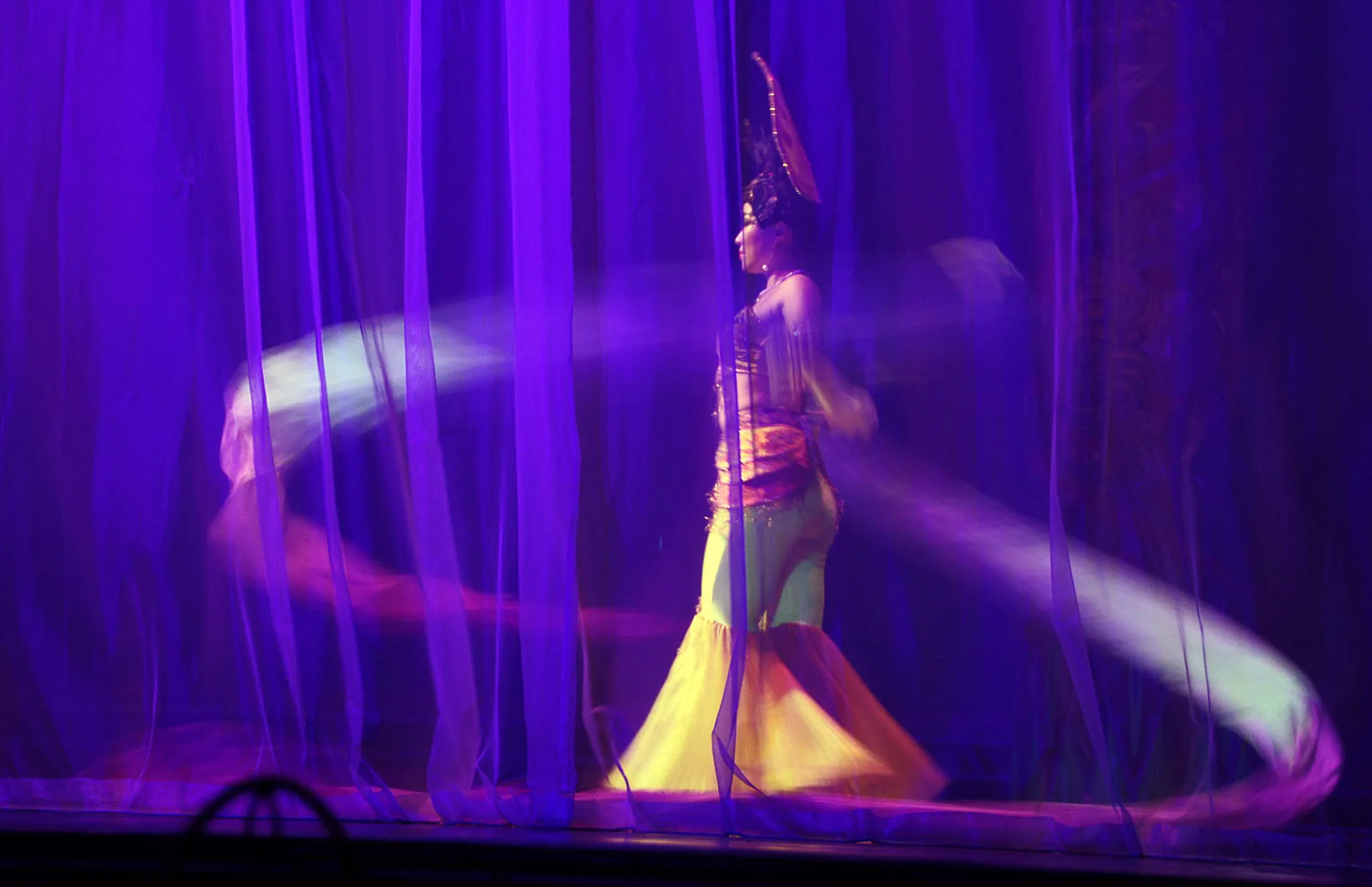 Kostümierte Tänzer der Tang-Dynastie-Show führen einen Hoftanz in Seidengewändern auf, Xi'an